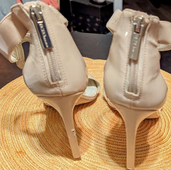 BCBGeneration Cayce 7.5 M Beige Patent Open Toe Sandals Ankle Cuff Stiletto New - Picture 7 of 16